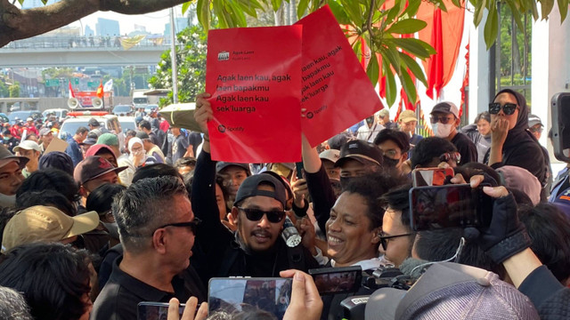 Cing Abdel, Abdur Arsyad, Arie Kriting datangi demo depan MPR/DPR. Foto: Abid Raihan/kumparan