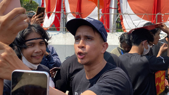 Andovi Da Lopez, Dhandy Laksono dan Bintang Emon  mengikuti aksi di depan kompleks Parlemen, Senayan, Jakarta, Kamis (22/8/2024). Foto: Abid Raihan/kumparan