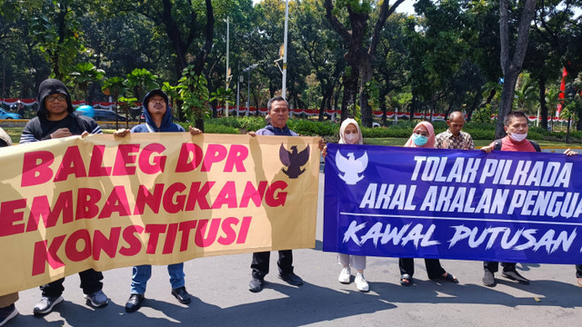 Massa demo #saveMK di depan Mahkamah Konstitusi mulai melakukan orasi, Gambir, Jakpus, Kamis (22/8). Foto: Thomas Bosco/kumparan