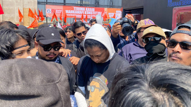 Komika Bintang Emon (kiri) bersama Rigen Rakelna (tengah) dan Arie Kriting (ketiga kanan) mengikuti aksi di depan kompleks Parlemen, Senayan, Jakarta, Kamis (22/8/2024).  Foto: Abid Raihan/kumparan