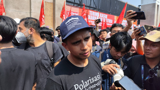 Andovi da Lopez menjawab pertanyaan wartawan saat mengikuti aksi di depan kompleks Parlemen, Senayan, Jakarta, Kamis (22/8/2024).  Foto: Jonathan Devin/kumparan