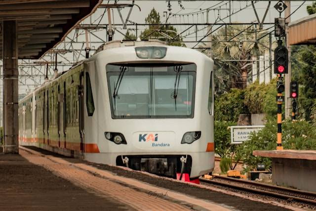 Cara naik kereta bandara Soetta, foto: Unsplash/Fasyah Halim