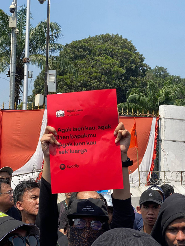 Komika membentangkan poster saat mengikuti aksi di kompleks Parlemen, Senyan, Jakarta, Kamis (22/8/2024). Foto: Abid Raihan/kumparan