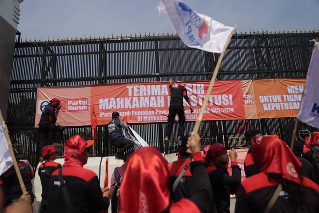 Pengunjuk rasa yang tergabung dalam aliansi buruh melakukan aksi di depan kompleks Parlemen, Senayan, Kamis (22/8/2024). Foto: Jamal Ramadhan/kumparan