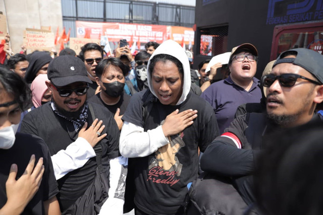 Komika Rigen Rakelna, Arie Kriting, dan Abdur Arsyad mengikuti aksi di depan kompleks Parlemen, Senayan, Jakarta, Kamis (22/8/2024).  Foto: Jamal Ramadhan/kumparan