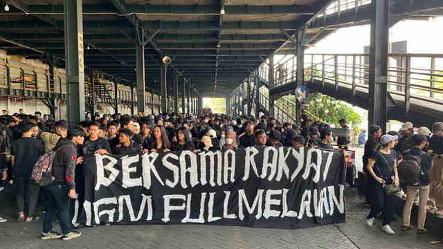 Ribuan massa Jogja Memanggil memadati Parkiran Parkir Abu Bakar Ali, Kota Yogya, Kamis (22/8). Mereka melakukan aksi untuk mengawal keputusan Mahkamah Konstitusi tentang Pilkada. Foto: Iqbaltwq/Pandangan Jogja