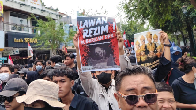 Sejumlah pengunjuk rasa membentangkan poster dalam aksi Jogja Memanggil di Yogyakarta, Kamis (22/8/2024). Foto: Arfiansyah Panji Purnandaru/kumparan