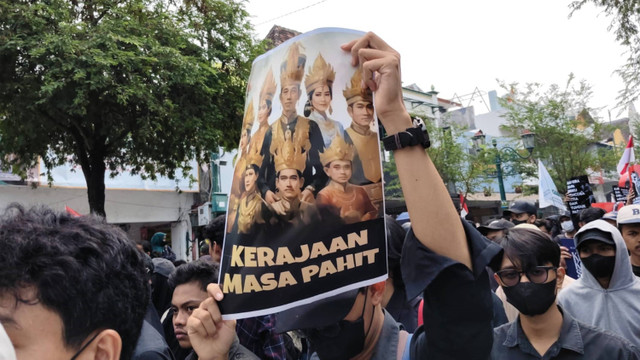 Pengunjuk rasa membentangkan poster dalam aksi Jogja Memanggil di Yogyakarta, Kamis (22/8/2024). Foto: Arfiansyah Panji Purnandaru/kumparan