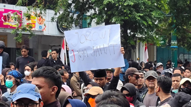 Sejumlah pengunjuk rasa membentangkan poster dalam aksi Jogja Memanggil di Yogyakarta, Kamis (22/8/2024). Foto: Arfiansyah Panji Purnandaru/kumparan