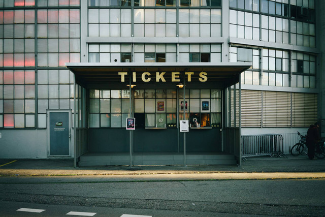 Cara Penukaran Tiket Konser IVE di Jakarta. Foto hanya ilustrasi, bukan tempat sebenarnya. Sumber: unsplash.com/Claudio Schwarz.