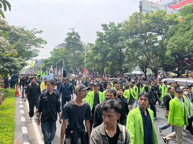 Suasana di Jalan Pahlawan, Kota Semarang, saat demonstran bergerak, Kamis (22/8/2024). Dok: Intan Alliva/kumparan