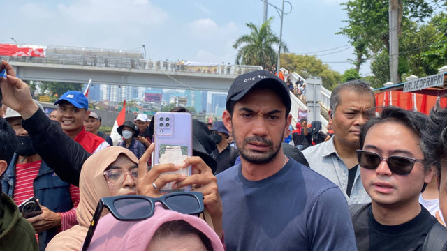 Aktor Reza Rahadian tiba untuk mengikuti aksi di depan kompleks Parlemen, Senayan, Jakarta, Kamis (22/8/2024). Foto: Abid Raihan/kumparan