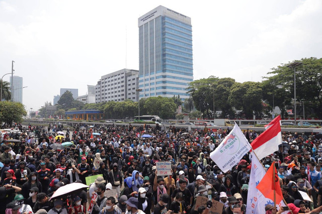 Demonstran memadati di depan gedung parlemen saat menuntut RUU Pilkada di Jakarta, Kamis (22/8). Foto: Jamal Ramadhan/kumparan