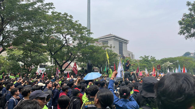 Pengunjuk rasa membentangkan poster saat mengikuti aksi menolak RUU Pilkada di depan kantor DPRD Jawa Tengah, Semarang, Jawa Tengah, Kamis (22/8/2024). Foto: Intan Alliva Khansa/kumparan