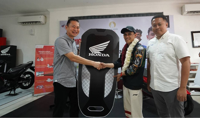 Asmo Kalbar memberikan apresiasi kepada Veddriq Leonardo. Foto: Dok. Astra Motor Kalbar