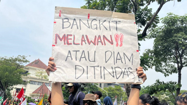 Demo di depan kantor DPRD Jawa Tengah, Kamis (22/8/2024). Foto: Intan Alliva Khansa/kumparan