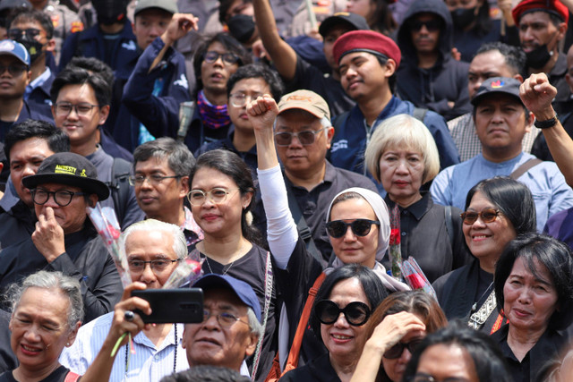 Pengunjuk rasa mengepalkan tangannya dalam aksi menolak RUU Pilkada di halaman Gedung Mahkamah Konstitusi, Jakarta, Kamis (22/8/2024).  Foto: Iqbal Firdaus/kumparan