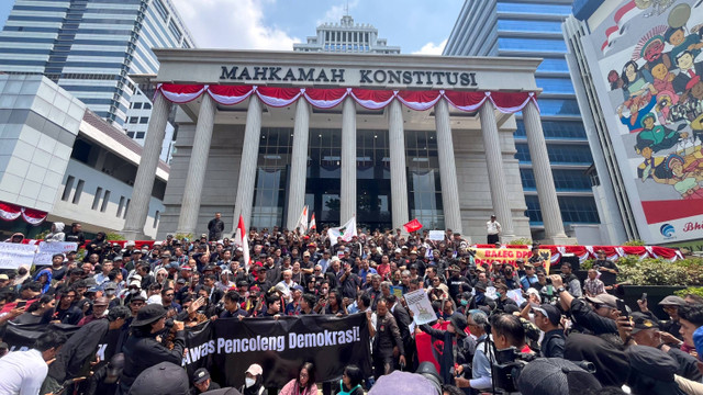 Sejumlah pengunjuk rasa melakukan aksi menolak RUU Pilkada di halaman Gedung Mahkamah Konstitusi, Jakarta, Kamis (22/8/2024).  Foto: Iqbal Firdaus/kumparan