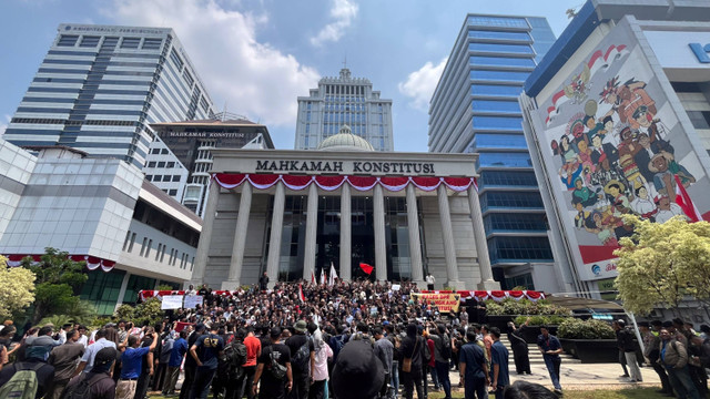 Sejumlah pengunjuk rasa melakukan aksi menolak RUU Pilkada di halaman Gedung Mahkamah Konstitusi, Jakarta, Kamis (22/8/2024).  Foto: Iqbal Firdaus/kumparan