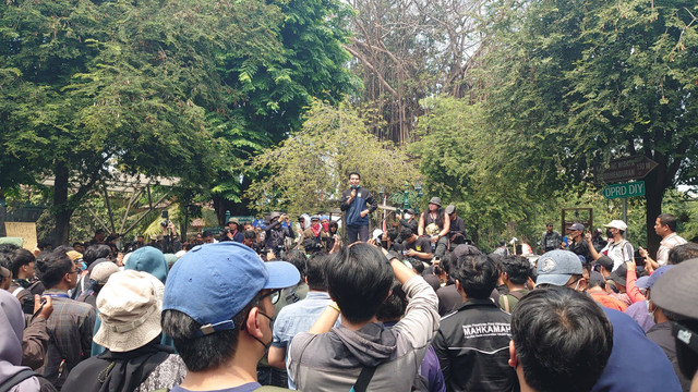 Orasi dari massa aksi Jogja Memanggil di depan Kantor DPRD DIY. Foto: Iqbaltwq/Pandangan Jogja