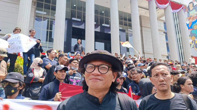 Direktur Eksekutif Amnesti Internasional Indonesia Usmann Hamid saat dijumpai di demonstrasi dukung putusan MK di Gedung MK, Gambir, Jakpus, Kamis (22/8/2024). Foto: Thomas Bosco/kumparan