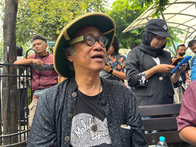 Budayawan Butet Kartaredjasa ikut demo tolak RUU Pilkada di Yogyakarta, Kamis (22/8). Foto: Arfiansyah Panji Purnandaru/kumparan