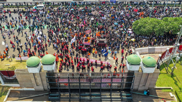 Foto udara massa aksi saat berunjuk rasa menolak pengesahan Revisi UU Pilkada di depan Gedung DPR, Jakarta, Kamis (22/8/2024). Foto: Galih Pradipta/ANTARA FOTO