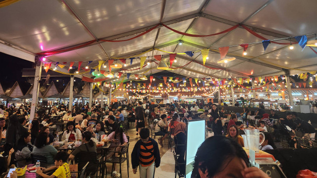 Pengunjung memadati JF3 Food Festival 2024 yang digelar di La Piazza Sumarecon Mall Kelapa Gading.
 Foto: Ela Nurlaela/kumparan