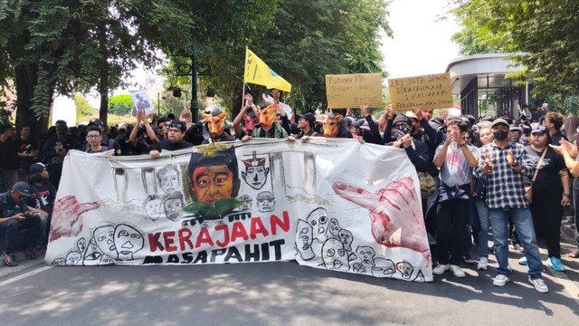 Massa aksi yang tergabung dalam Jogja Memanggil melakukan long march atau jalan dari DPRD DIY menuju Istana Kepresidenan atau Gedung Agung Yogyakarta di DI Yogyakarta, Kamis (22/8/2024). Foto: Arfiansyah Panji Purnandaru/kumparan