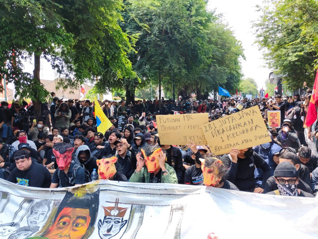 Massa aksi yang tergabung dalam Jogja Memanggil melakukan long march atau jalan dari DPRD DIY menuju Istana Kepresidenan atau Gedung Agung Yogyakarta di DI Yogyakarta, Kamis (22/8/2024). Foto: Arfiansyah Panji Purnandaru/kumparan