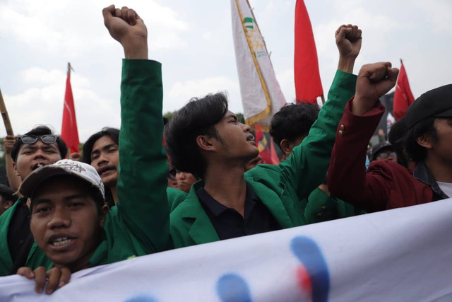 Massa berunjuk rasa tuntut RUU Pilkada di depan gedung DPR, Jakarta, Kamis (22/8). Foto: Jamal Ramadhan/kumparan