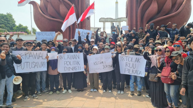 Massa yang aksi di depan Tugu Pahlawan, Surabaya, membubarkan diri, Kamis (22/8/2024).  Foto: Farusma Okta Verdian/kumparan