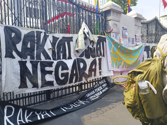 Massa Aksi protes RUU Pilkada membentuk lingkaran di depan gedung DPRD Jabar, Jalan Diponegoro, Kota Bandung, Kamis (21/8/2024). Foto: Robby Bounceu/kumparan