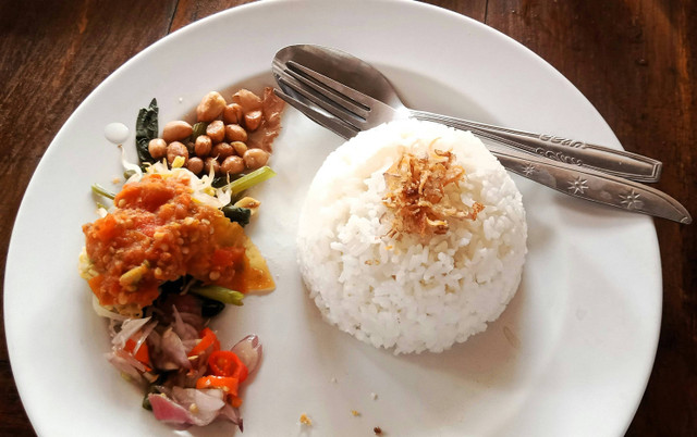 Ilustrasi makanan khas Bali, Foto: Unsplash/Inna Safa