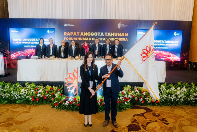 Direktur Kepatuhan dan SDM PT Bank Mandiri dan Ketua Pengurus BUMN School of Excellence (BSE), Agus Dwi Handaya (kanan) terpilih menjadi Ketua Umum FHCI Periode 2024-2027 pada Rapat Anggota Tahunan (RAT) FHCI 2024. Foto: Dok. Bank Mandiri