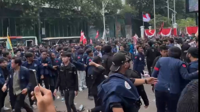 Mahasiswa Trisakti Jebol gerbang belakang Gedung DPR. Foto: Dok. Istimewa