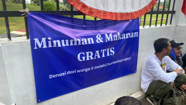 Spanduk Humanies Project membagikan makanan dan minuman gratis di demo depan MPR/DPR RI pada Kamis (22/8). Namun, sudah tak ada yang menjaga. Foto: Abid Raihan/kumparan