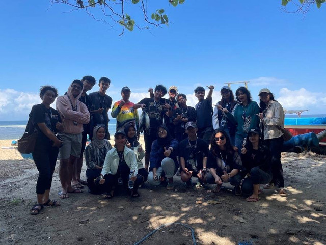 Foto bersama setelah kegiatan observasi bersama dengan pak Kenchung dan oleh-oleh dari kelompok nelayan. 