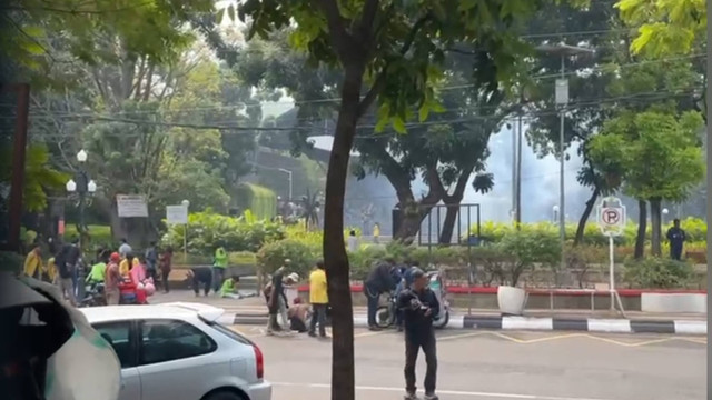 Polisi mebubarkan demonstran di DPRD Semarang. Foto: Intan Alliva Khansa/kumparan