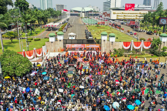 Foto udara massa aksi saat berunjuk rasa meolak pengesahan Revisi UU Pilkada di depan Gedung DPR, Jakarta, Kamis (22/8/2024). Foto: Galih Pradipta/ANTARA FOTO