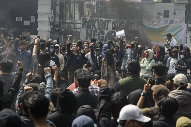 Massa yang tergabung dalam aliansi mahasiswa dan masyarakat berunjuk rasa di depan Gedung DPRD Jawa Barat, Bandung, Jawa Barat, Kamis (22/8/2024). Foto: Novrian Arbi/ANTARA FOTO