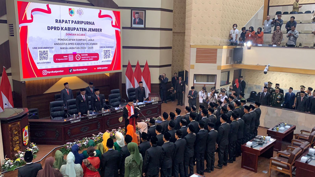 Ketua Hakim Pengadilan Negeri Jember, Budiansyah (tengah) saat mengambil sumpah jabatan kepada 50 anggota DPRD yang resmi dilantik di Ruang Rapat Paripurna DPRD Jember, Rabu (21/8/2024). Foto: Dok. Istimewa