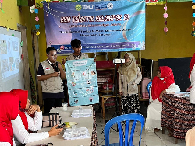 Sumber Foto: Dokumentasi KKN UMJ Tematik 51 (Saat presentasi Eco Brick and Sustainable Lifestyle untuk Menerapkan Pola Hidup Ramah Lingkungan).