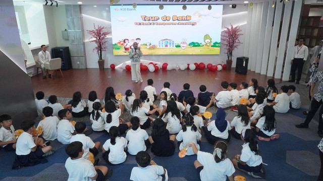 KB Bank gelar petualangan finansial lewat program “Tour De Bank” bersama 49 pelajar SD kelas 3 Sampoerna Academy di Jakarta, Rabu (21/8/2024). Foto: Dok. KB Bank