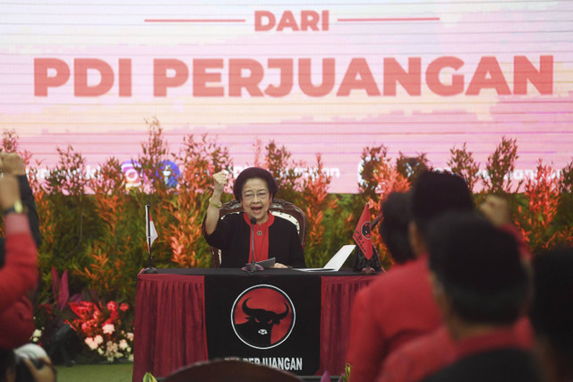 Ketua Umum PDI Perjuangan Megawati Soekarnoputri berpidato usai memberikan dukungan kepada sejumlah bakal calon gubernur dan wakil gubernur yang akan diusung dalam Pilkada 2024 di Jakarta, Kamis (22/8/2024). Foto: Akbar Nugroho Gumay/ANTARA FOTO