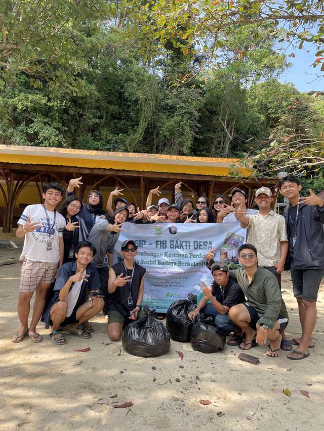 Aksi bersih pantai di pantai Ngliyep, Dusun Ngliyep, Desa Kedungsalam.