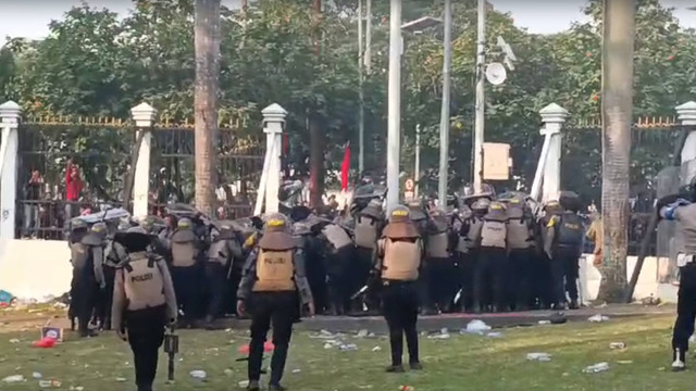 Petugas kepolisian berjaga saat aksi menolak RUU Pilkada di kompleks Parlemen, Senayan, Jakarta, Kamis (22/8/2024). Foto: Jonathan Devin/kumparan