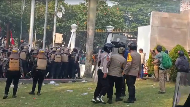 Petugas kepolisian berjaga saat aksi menolak RUU Pilkada di kompleks Parlemen, Senayan, Jakarta, Kamis (22/8/2024). Foto: Jonathan Devin/kumparan