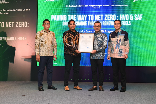 Direktur Pemasaran Pusat dan Niaga PT Pertamina Patra Niaga, Maya Kusmaya (kanan kedua) menerima penghargaan ISCC untuk CORSIA dan RED-EU dalam penyediaan Sustainable Aviation Fuel (SAF) oleh CEO PT Qualitas Sertifikat Indonesia, Ryanza Prasetya (kiri kedua) di Jakarta. Foto: Dok. Pertamina