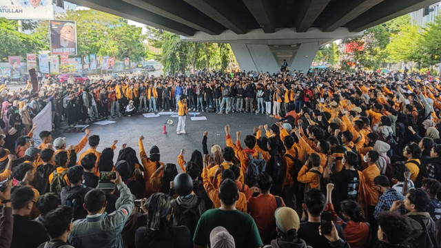 Ribuan mahasiswa yang melakukan demo menolak revisi UU Pilkada di Kota Makassar, Sulsel, berhasil menduduki kantor DPRD Provinsi Sulsel, Jalan Urip Sumoharjo, Kota Makassar, pada Kamis (22/8/2024). Foto: Dok. kumparan